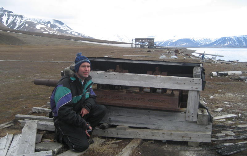 An engine still in its original box - at the time of its arrival the mine had gone bankrupt. In the background one can see the loading station of the mine (picture by Birgit Jaenicke)